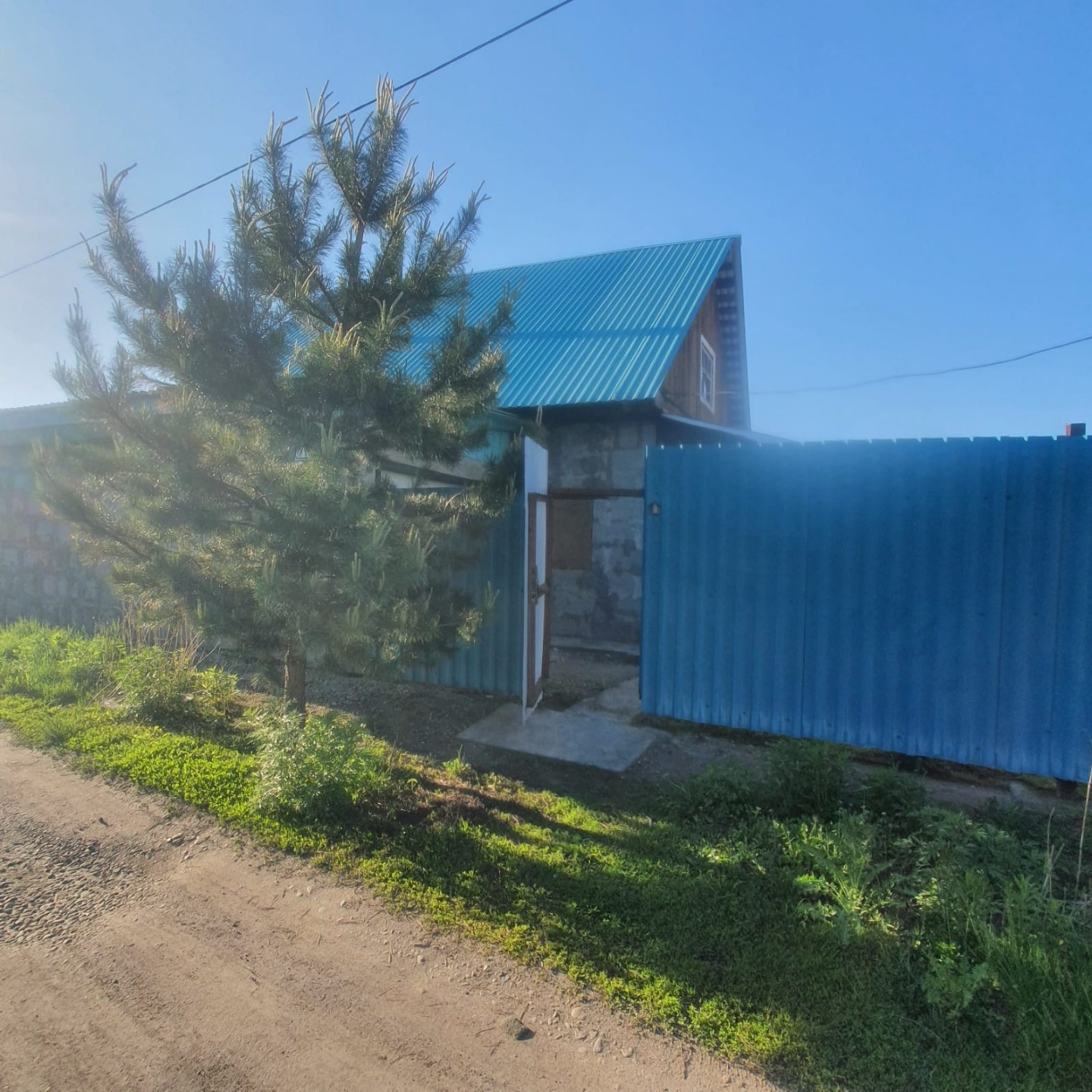 Продается жилой дом в СНТ Бия Отопление, канализация, вода, с/ у - все в доме. Год постройки 2017, Требуется ремонт. Баня пристроена к дому, брус. Откатные ворота, гараж, погреб. 
Участок 10 соток, расположен у въезда в садоводство, за домом есть выход к реке, берег не подтопляемый. Торг. 