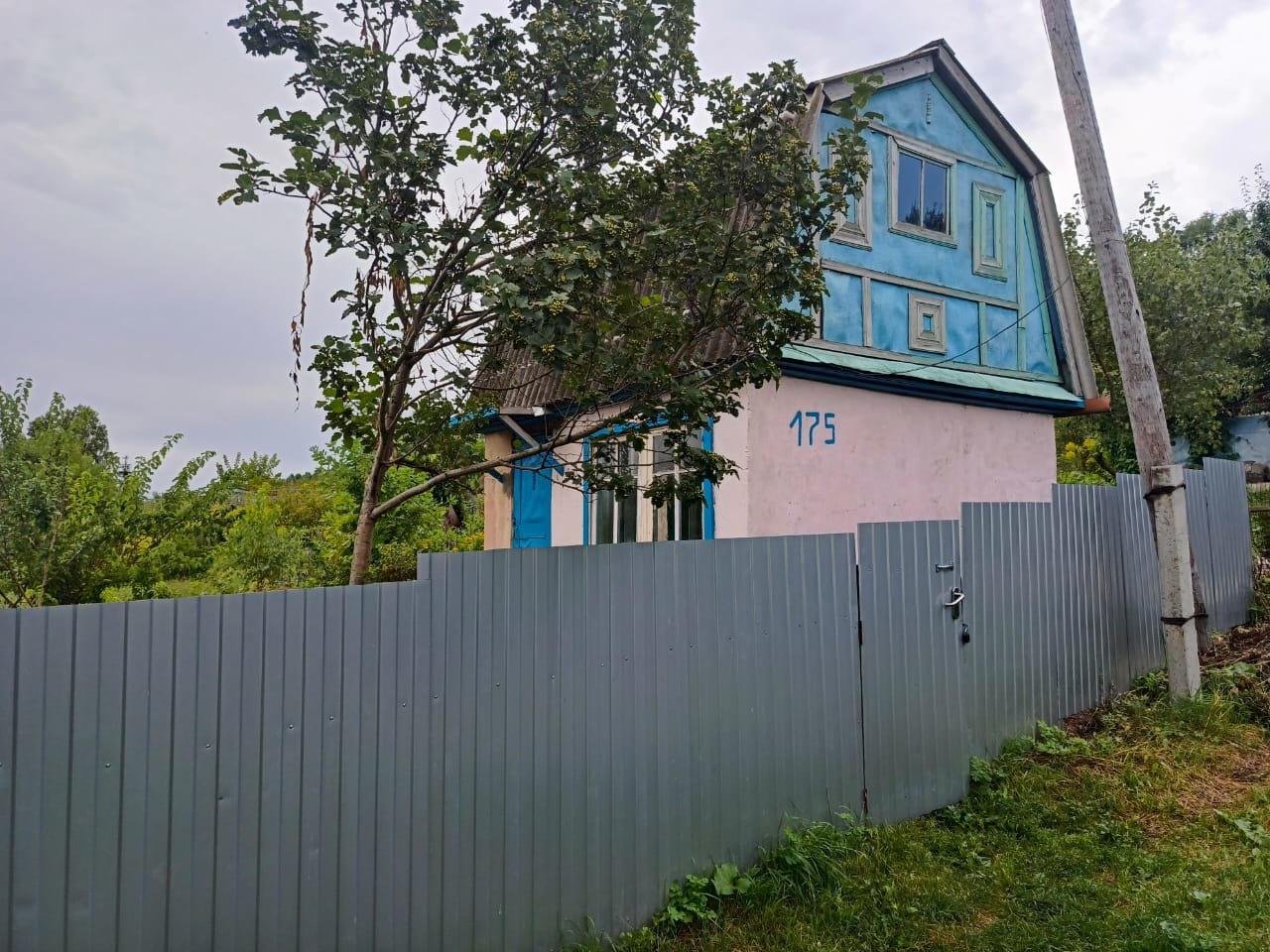 Срочно продается дача в СНТ Союз, который находится в переулке Шубенский в 5ти минутах езды на автомобиле от центра города. Дорога зимой чистится, так как на территории есть  постоянно проживающие в СНТ .
Кирпичный домик с мансардой расположен на участке 9.2 сотки. Помещения домика подготовлены к 