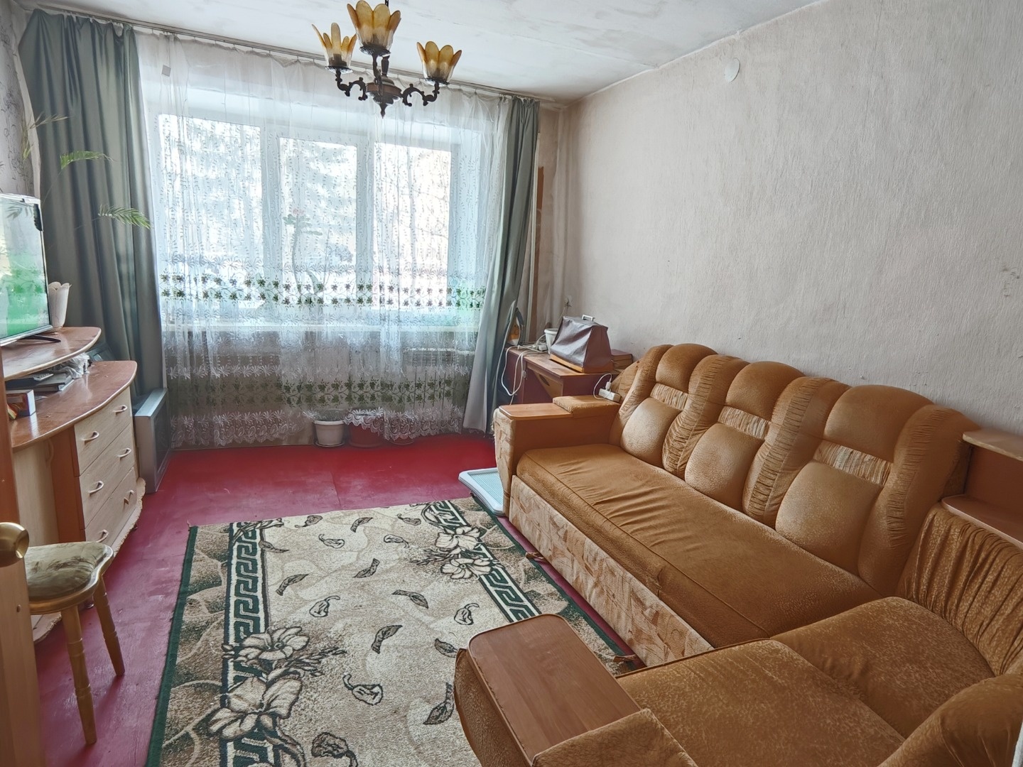 Продам двухкомнатную квартиру на первом этаже 5-ти этажного кирпичного дома.
Отличная планировка: комнаты изолированные, большая кухня с выходом на лоджию, просторный коридор, в спальне вместительная гардеробная.
Возможен обмен на однокомнатную квартиру с доплатой.