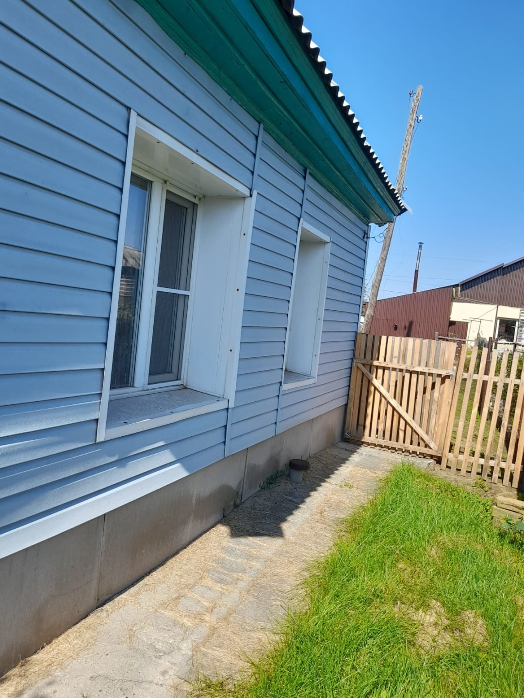 В продаже уютный компактный дом 35 кв. м. на участке 3,5 сотки . 
 В доме 2 комнаты и кухня.
Высота потолков 2,1 м.
 Отопление печное.
Санузел в доме.
 Веранда с кладовой и погребом.
 Имеется отдельно-стоящая баня.
Есть место для парковки машины.
Огород 1,5 сотки.
Удобное расположение.
Вся инфрастру