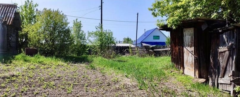 
Продаётся большой земельный участок 20 сот. пригороде Бийска, село Фоминское, 22 км. от. Бийска, ходит городской автобус. Участок в собственности, огорожен. На участке стоит домик 28м2  с печкой, баня, два сарая, туалет, вода на участке. Удобное расположение на въезде ул.Советская, (с лицевой сторо