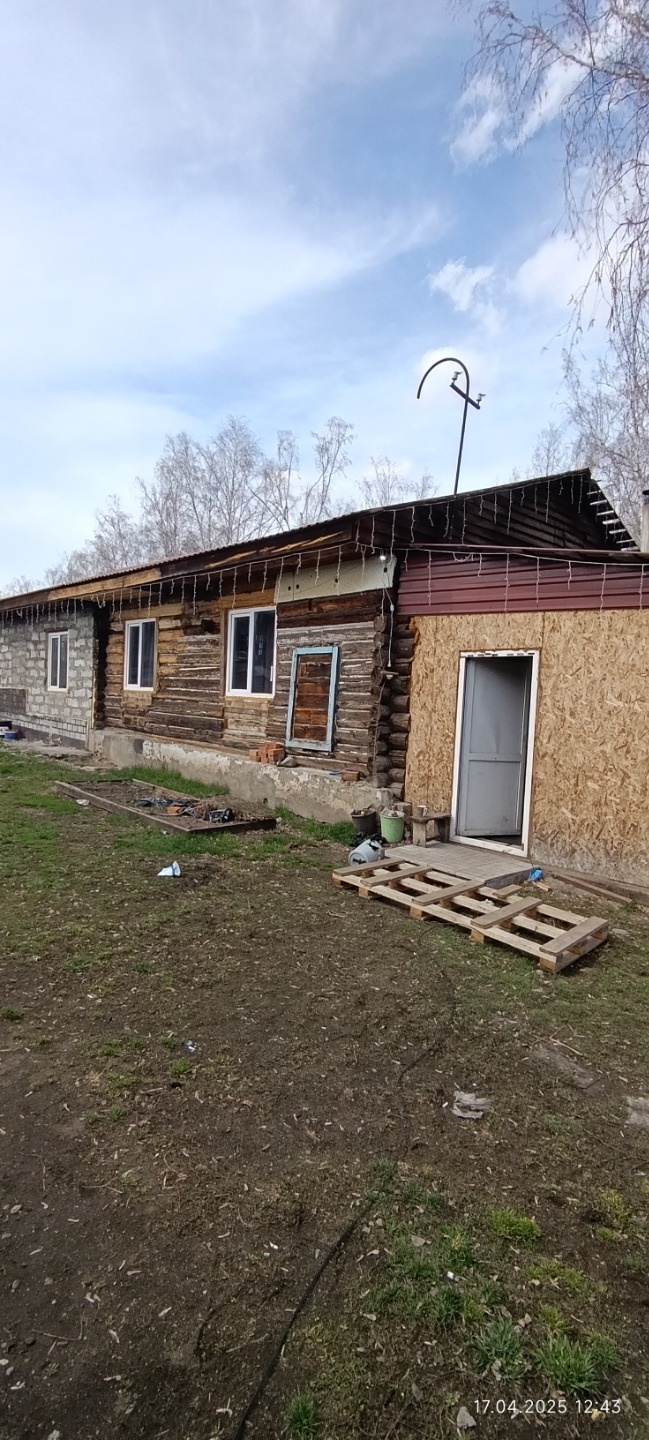Продается отдельно стоящий дом в селе Малоенисейское, пригород Бийска, на автомобиле 20 минут .
Каждый час ходит автобус в город.
Рядом с домом остановка автобуса.
Шикарная природа и рыбалка.
В шаговой доступности лес и река Бия.
Чистый свежий воздух.
Село с развитой инфраструктурой, есть работа на 