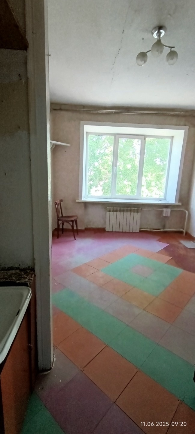 Предлагается к продаже  квартира в общежитии, район Детский мир.
Идеальное место расположения, развита инфраструктура, рядом остановка транспорта, Васильевский Пассаж, в шаговой доступности школа и детский сад, Парк , ДК , магазины, др.
Удобная транспортная развязка.
В комнате СТС, имеется раковина.