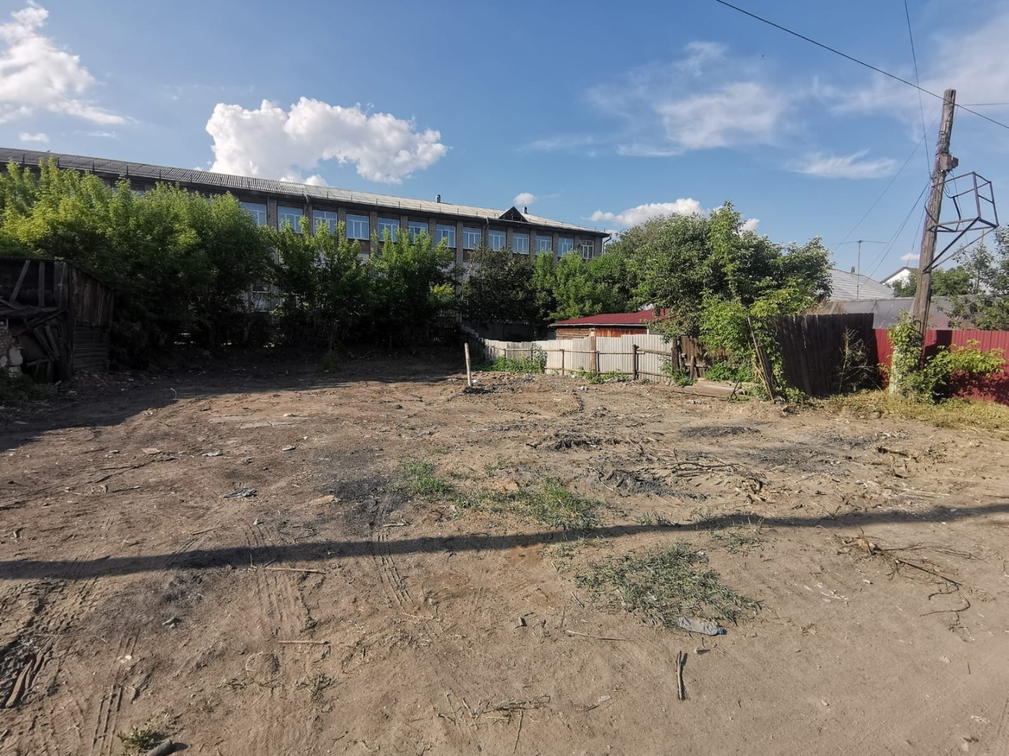 Продам земельный участок, площадью 5 сот! Участок ИЖС, в собственности. Большой плюс, участок очищен от старых застроек, деревьев и пр., что избавляет Вас от затрат времени и средств на очистку участка и позволяет Вам застроить и использовать его так, как нужно Вам! Расположен в тихом, спокойном мес