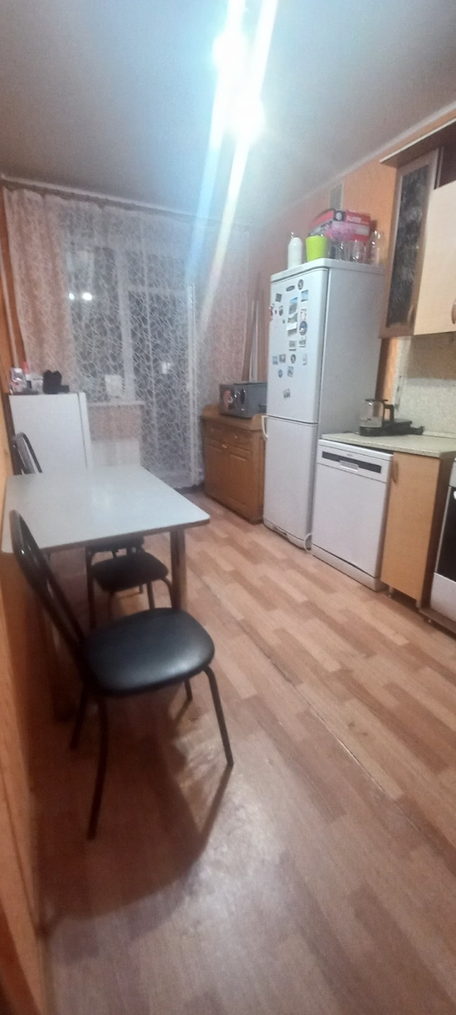 Предлагается к продаже отличный вариант!!!
Квартира улучшенной планировки в самом сердце города, район Зелёного клина.
Развита инфраструктура, рядом набережная реки Бия, школа,  гимназия, во дворе детский сад, магазины, удобная транспортная развязка, остановка транспорта, ТЦ Ривьера, фитнес клуб Апе