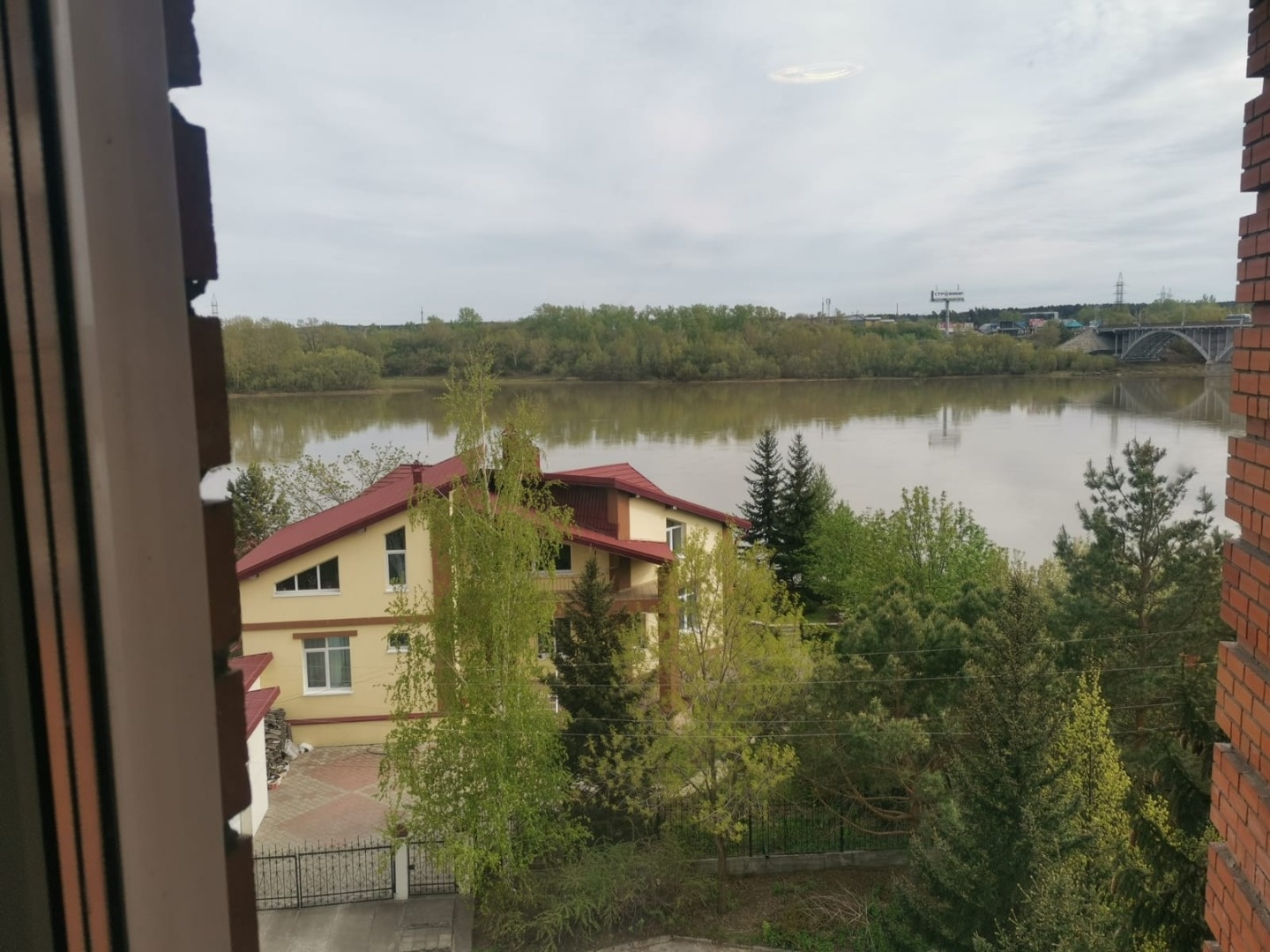 Вашему вниманию представлена эксклюзивная, трёхуровневая квартира в пятиэтажном кирпичном доме, с прекрасныи видом на красавицу р.Бию из окон. Площадь третьего уровня позволяет расположить несколько спален или большую зону отдыха (на Ваше усмотрение). Квартира светлая и просторная, в хорошем техниче