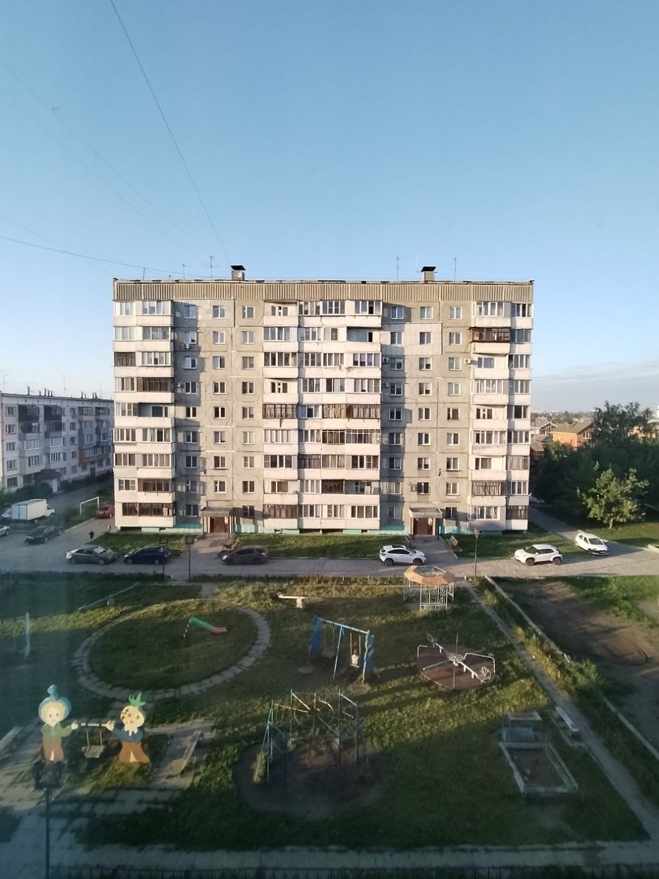 Предлагается  к продаже квартира в спальном районе города, в панельном девятиэтажном доме. При покупке рассматривался только этот дом, в доме свое ТСЖ благодаря которому дом в отличном состоянии, ухоженная придомовая территория. Большой двор с детской площадкой и большим количеством парковочных мест