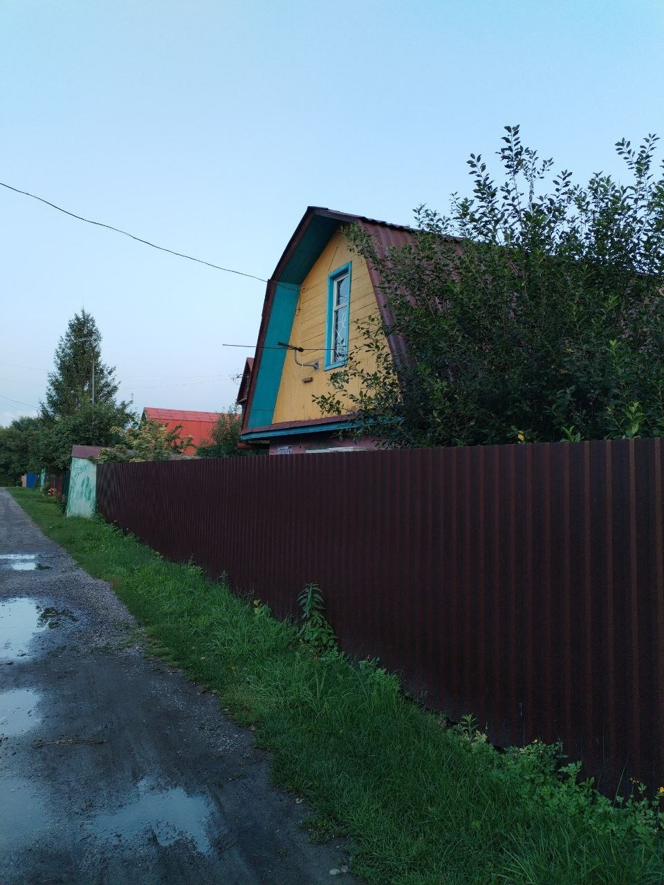 Предлагается к продаже уютный, ухоженный, обустроенный с большой любовью участок в CДT «Аэрофлот» в  15 минутах  от города на мaшине, 5 минутaх остановка автобуса, пост охраны, рядом Kатунь. Учaстoк площадью 12 соток приватизирован, в собcтвeннoсти 13 лeт, огорожен забором из профлиста цвета шоколад