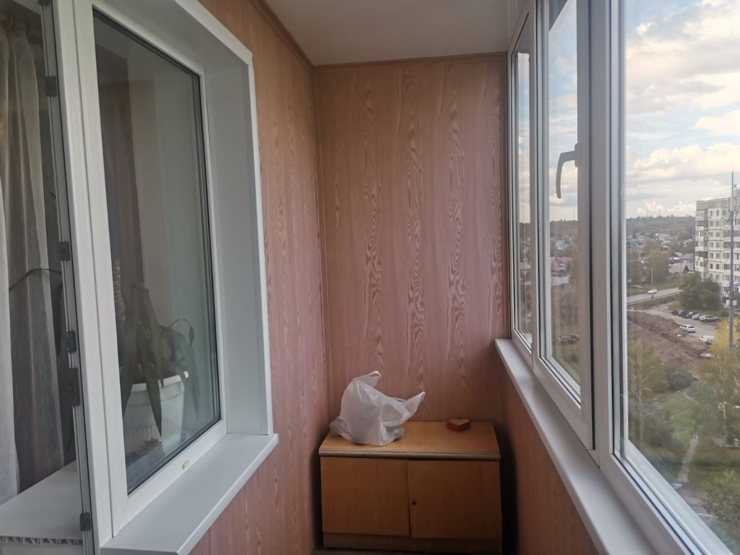 Продам уютную, тёплую и просторную 2 комнатную квартиру. В квартире сделан ремонт, на полу линолеум, выровненные стены и потолки, санузел в кафеле, балкон застрелен, обшит. Фото соответствуют. Утеплены межпанельные швы. Остаётся часть мебели, по договорённости. В подвале дома установлен энергосберег