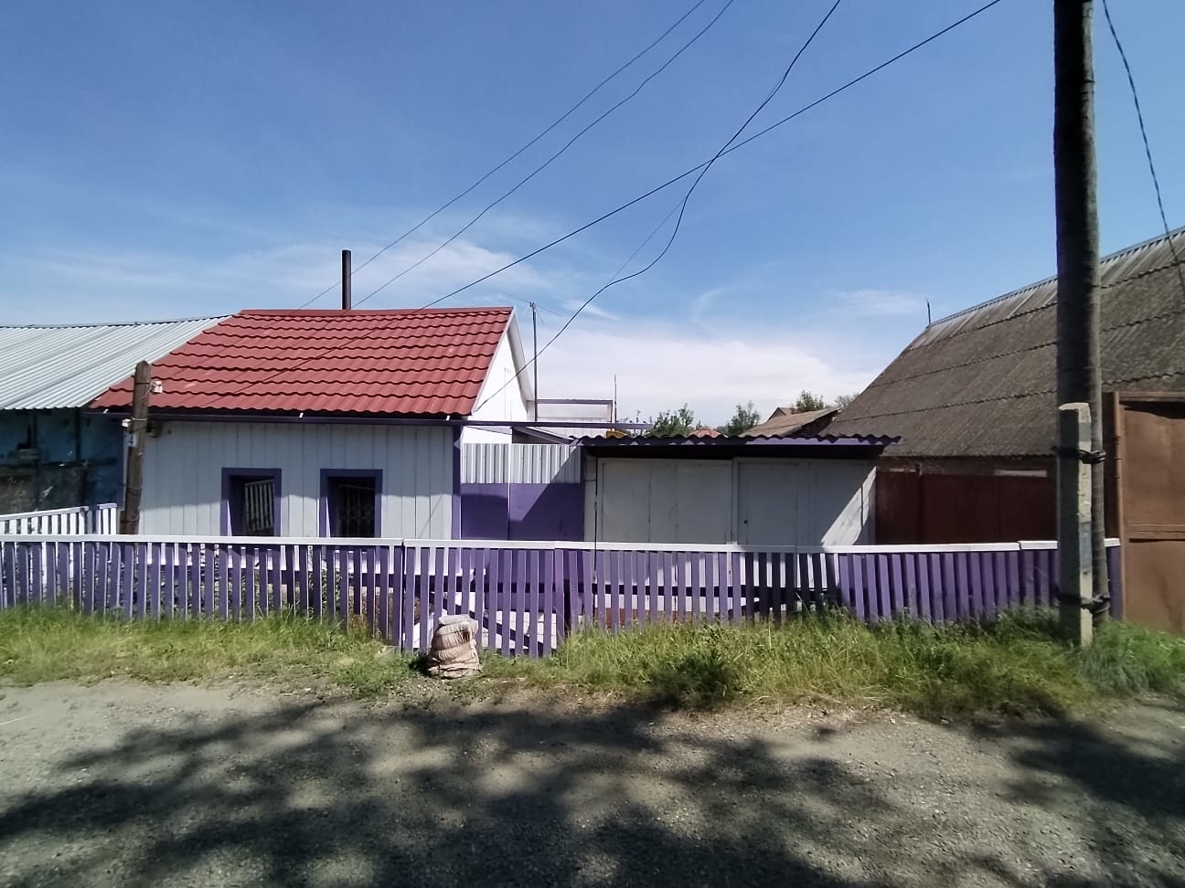 Продается дом комната и кухня в хорошем техническом состоянии.
В доме имеется сан. узел, ванная. Водоcнабжeние центральное, канализация –септик, отоплeниe печнoe.
Баня в хорошем состоянии. Есть вместительный гараж. Ухоженный огород с теплицей. Два погреба.
Отличная локация дома, в шаговой доступност