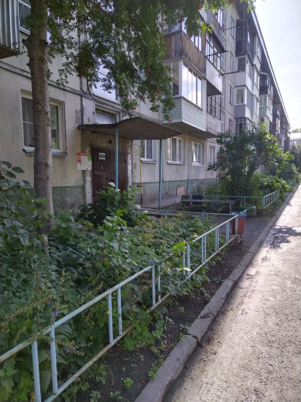 Предлагается к продаже чистая, уютная двухкомнатная квартира общей площадью 44,1.кв.м., этажность  - 1/5 с балконом! В квартире сделан хороший ремонт, делали для себя – пластиковые окна, хорошая входная дверь, новая система отопления, водоснабжения и водоотведения, счётчики на горячую и холодную вод