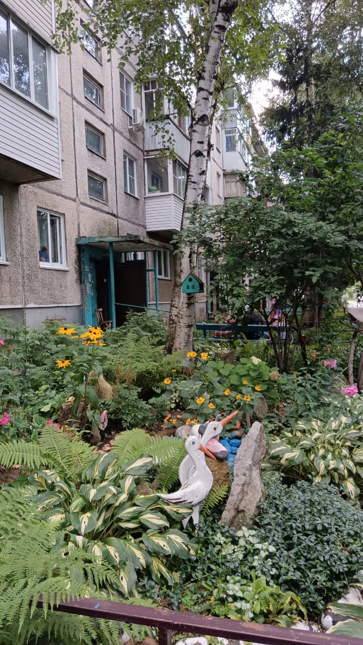 В ГОРОДЕ - КУРОРТЕ БЕЛОКУРИХА продается двухкомнатная квартира  площадью 46 кв. м . на среднем 3 этаже 5-этажного дома.
Отличное расположение дома!  
В шаговой доступности: школа №2, детский сад, магазины, языковая, спортивная школы, центр эстетического развития для детей.
Тихий уютный двор утопает 