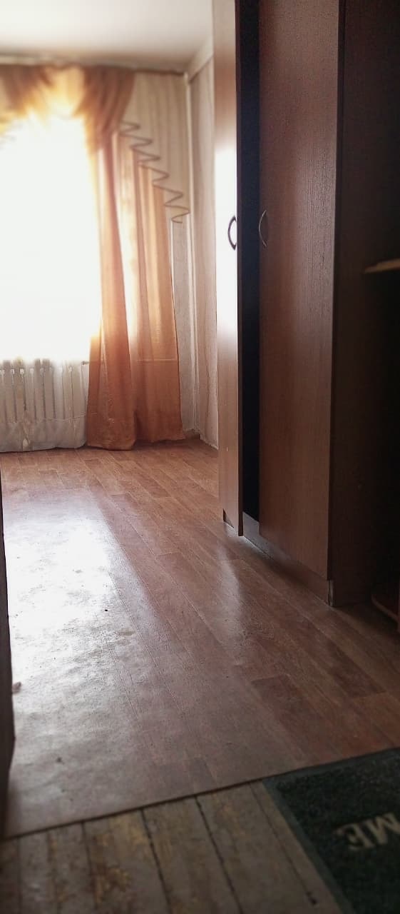 Продается комната  площадью 11 м2 на 4-ом этаже 5ти-этажного кирпичного дома, что напротив автовокзала в городе-курорте Белокуриха.
В комнате  установлено пластиковое окно, новые батареи и постелен линолеум.
Цена данного объекта 1450000 рублей.  Возможен небольшой торг после просмотра.
Новому собств
