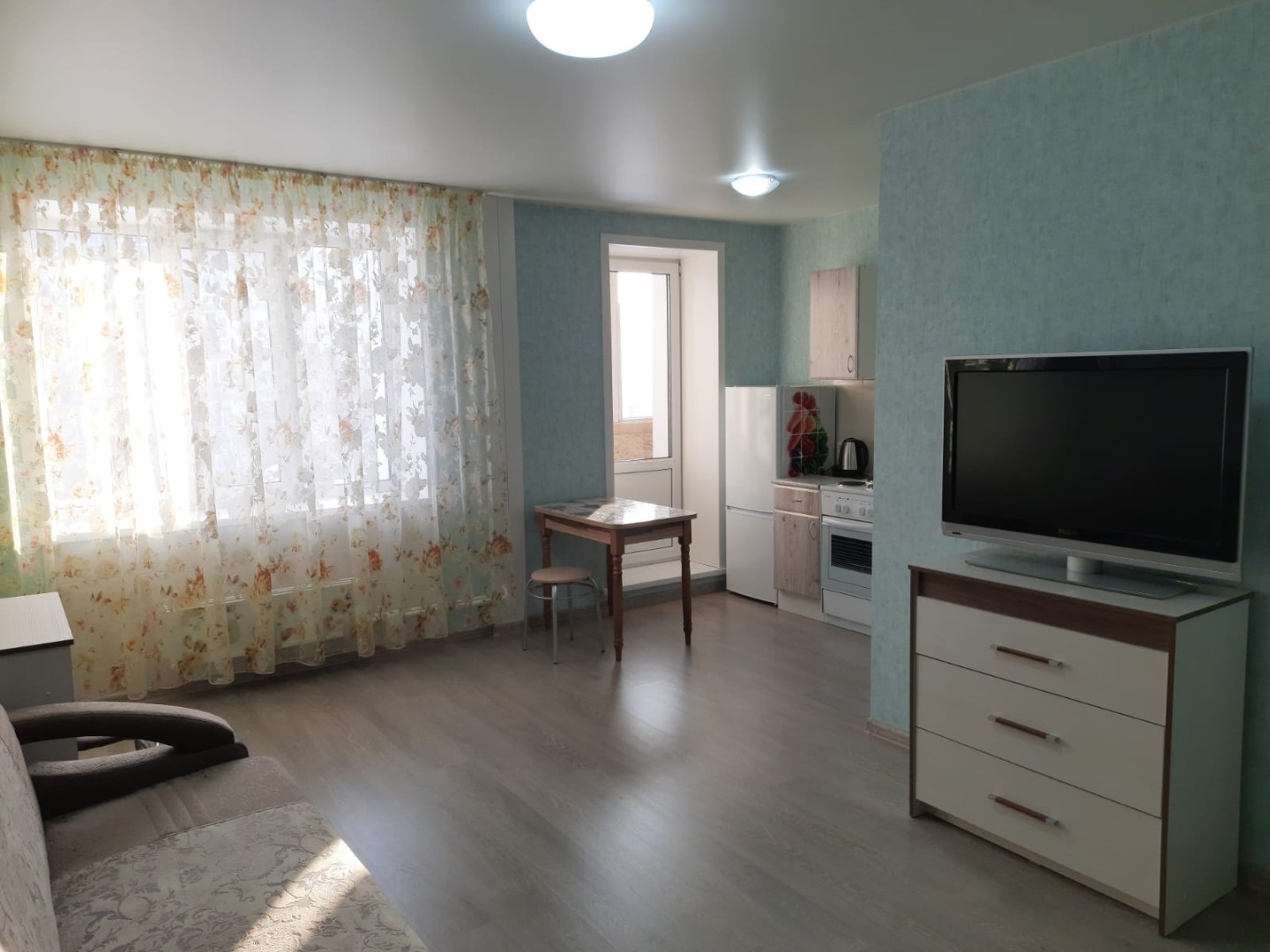 В продаже уютная квартира-студия на ТРЕТЬЕМ этаже кирпичного дома 2017г! Не угловая, очень тёплая и светлая, расположена в середине дома. В доме широкие и не крутые лестничные проёмы, подниматься комфортно даже людям старшего поколения и родителям с маленькими детками! Выполнен кaчeственный ремонт, 