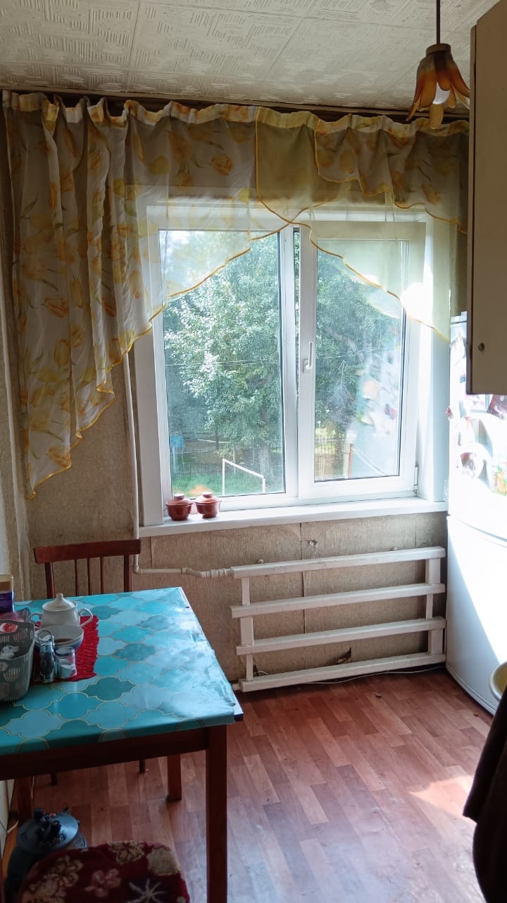 В продаже 3-х комнатная квартира в р-не Детского мира. 
Идеальный вариант для семей с детьми по бюджету и расположению дома.  
Здесь нет шума и пыли от дорог. Двор утопает в зелени. 
Рядом с домом : детский сад, школа №3, магазины, торговые центры, остановки трамвая и автобуса в любую точку города