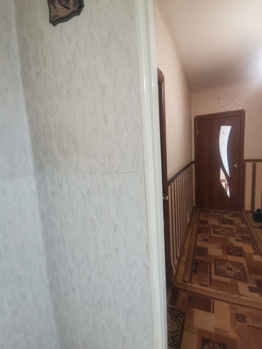 Вашему вниманию представлена уютная, просторная, тёплая 2-х комнатная квартира. Не угловая. Окна пластиковые, алюминиевые радиаторы отопления, с кранами перекрытия. Балкон застеклён (дерево). В квартире необходим косметический ремонт, по Вашему желанию (всё видно на фото, соответствуют). Дом располо
