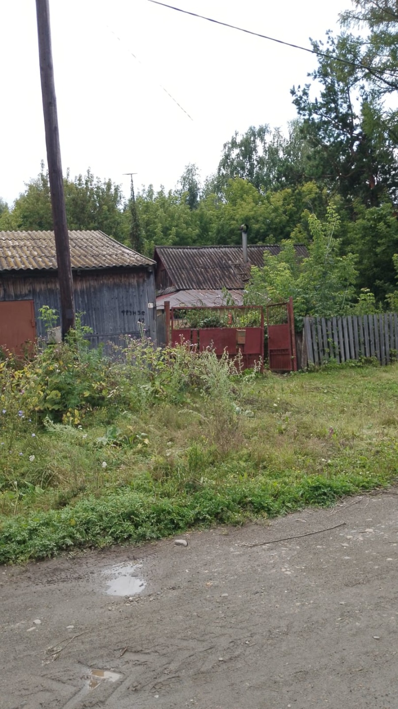 Продается дом в селе Акутиха, от Бийска 55 км.
Ежедневно ходят 2 рейсовых автобуса.
Село с развитой инфраструктурой, есть школа и детский сад, магазины, фельдшерско-акушерский пункт 
Шикарная природа, лес и река.
Много ягод и грибов, рыбалка.
В доме комната и кухня, отопление печное.
Вода в колонке 
