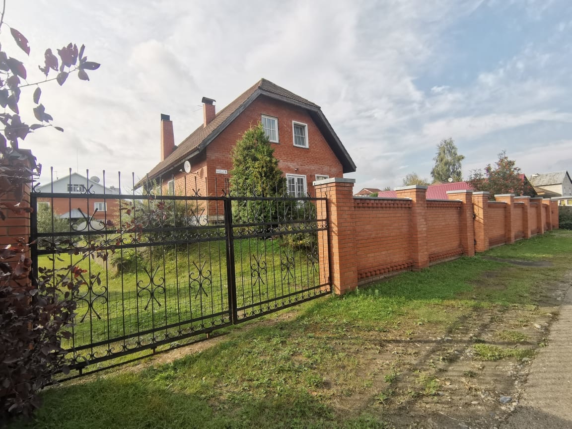 Предлагается к продаже лучший вариант в соотношении цены-качества-месторасположения! Яркой изюминкой является оздоровительная секция, включающая в себя баню с бассейном, душ, санузел, расположенная в подвале дома! Дом кирпичный, построен качественно. Подвал сухой, также в подвале расположена бойлерн