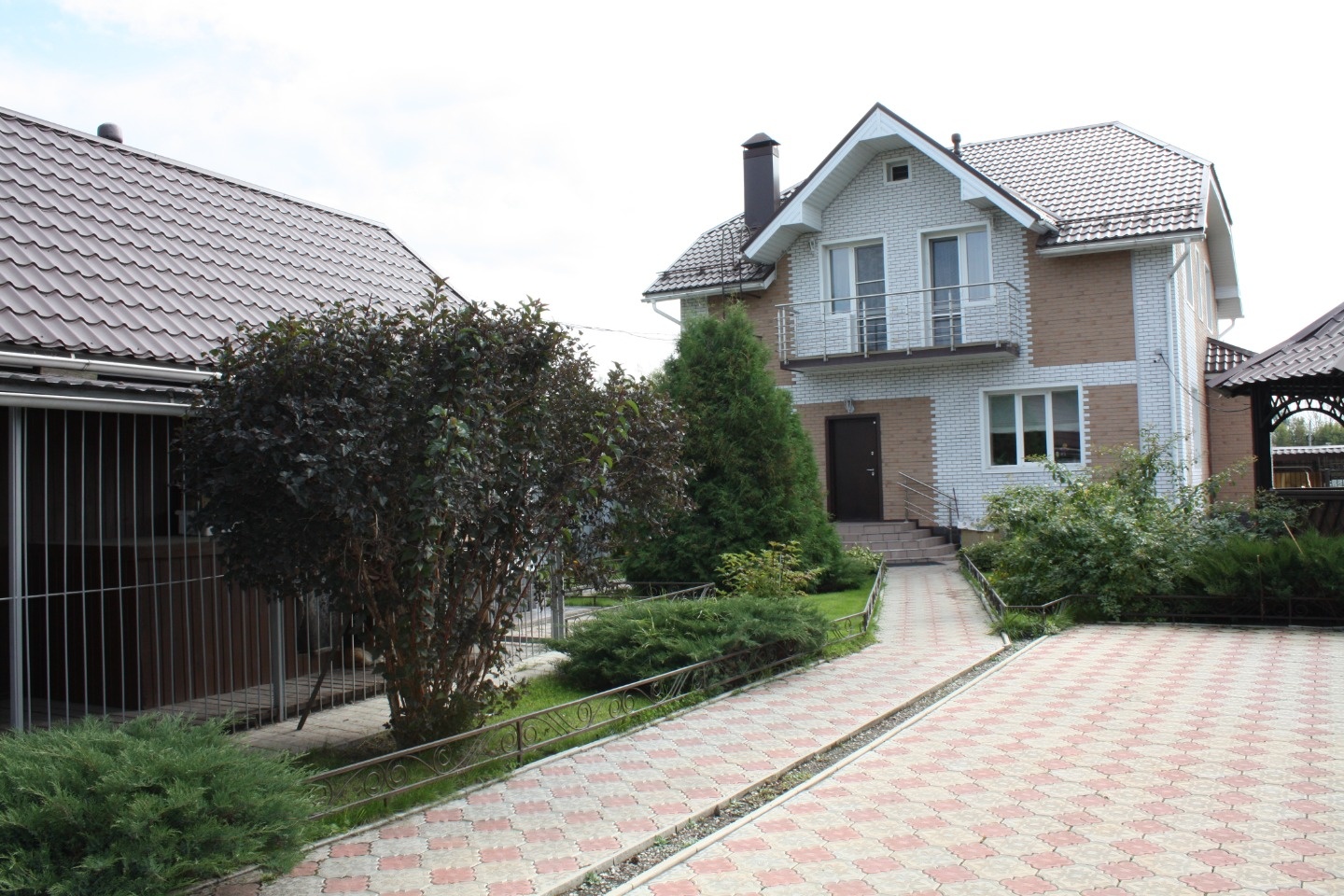 Эксклюзивное предложение!!!
Предлагаем Вашему вниманию тёплый, просторный, светлый, чистый и уютный дом, расположенный в ближайшем, экологически чистом пригороде г.Бийска. Коттедж в отличном техническом состоянии, расположен в уникальном месте, где красавица р.Катунь несёт свои чистые воды через веч