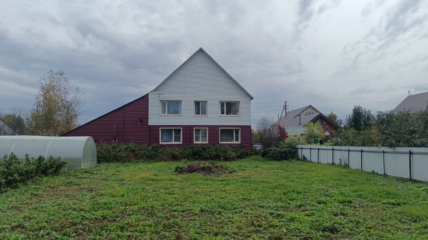 Уникальное по цене предложение! 
Квартира 120 квадратных метров на 2-м этаже 2-этажного дома с  собственным участком 7,5 соток. 
Если Вы хотите уединения и комфорта - тогда это предложение для Вас!
с. Малоенисейское - живописное место в 12км от города Бийска.
 Дорога -асфальт, автобусы ходят каждый 