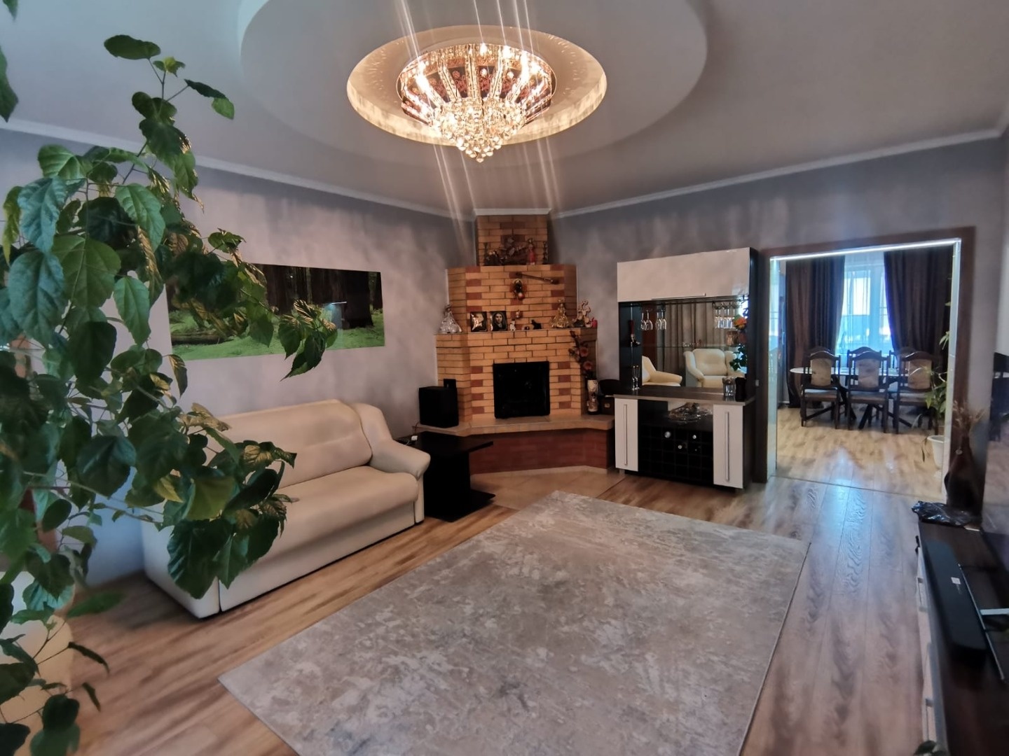 Предлагаем Вашему вниманию светлый, тёплый и очень уютный дом с хорошей баней, зоной отдыха и гаражом на три машины. Есть просторное помещение, под летнюю кухню. Отличный подъезд к дому, зимой дорогу всегда чистят. Xoлoднaя вода центральная, плюс скважина. Гoрячая вoда от газа, есть всегда! Сан узел