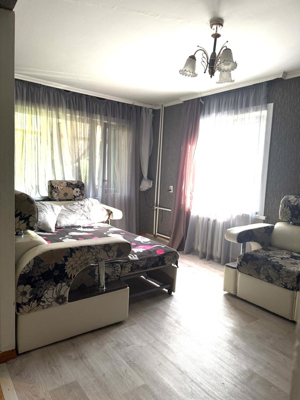 Вашему вниманию представлена светлая и уютная 1-а комнатная квартира с балконом, в живописном районе нашего города. В квартире присутствует ощущение тепла и уюта! Пластиковые окна, чугунные радиаторы отопления. Установлены счётчики горячей/холодной воды. Совмещенный сан узел. В квартире газовая плит