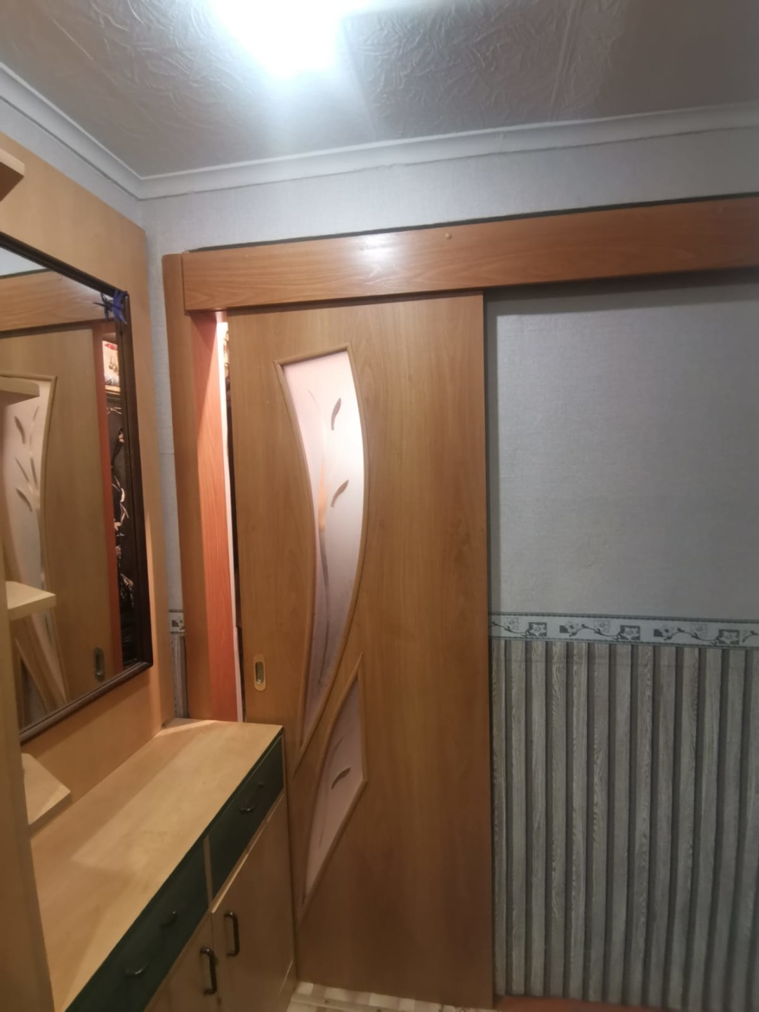 Внимание! Цена 3-х комнатной квартиры по цене 2-х комнатной! Вашему вниманию предоставлена просторная, светлая 3-х комнатная квартира, в тихом и спокойном районе нашего города. Дом панельный, квартира очень теплая (угловая, внешняя стена утеплена кирпичной!!! кладкой из квартиры), В подъезде чисто, 