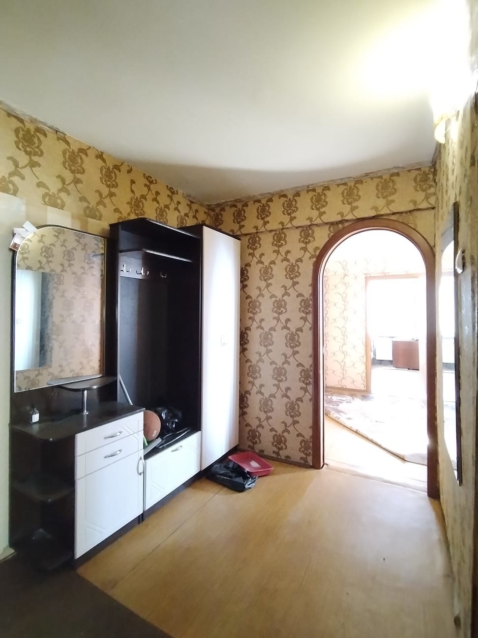 Вашему вниманию представлена светлая 4-х комнатная квартира в тихом районе города. В квартире присутствует ощущение тепла и уюта! Установлены пластиковые окна, алюминиевые радиаторы отопления, с кранами перекрытия. Балкон застеклен пластиковыми окнами. Раздельный сан узел, стены выложены плиткой.  Р