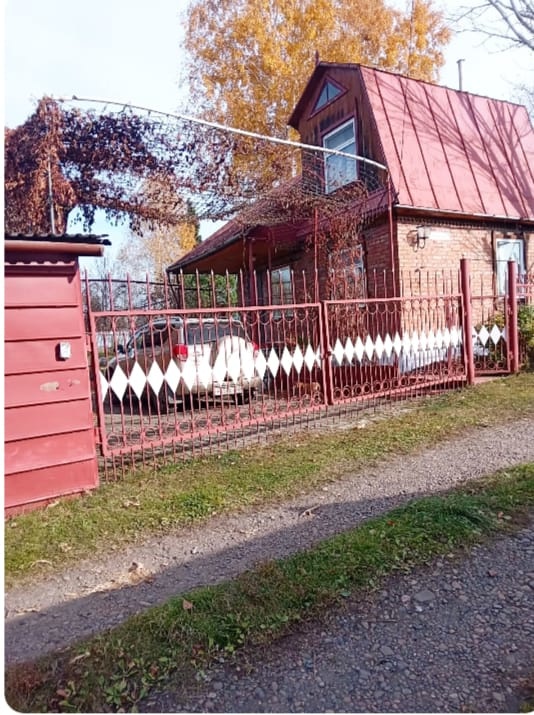 Продается дача в СНТ Молочник-2 в селе  Малоенисейское. На участке в 22,43 сотки расположен двухэтажный кирпичный дом площадью 33,75 м2.  В доме 4е комнаты: 2е на 1ом этаже, 2е на втором. В доме установлена печь, которая хорошо его прогревает. Электричество круглый год. . Холодное водоснабжение от