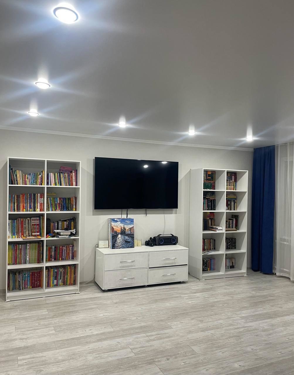 Вашему вниманию представлена светлая и просторная, 3-х комнатная квартира, с дизайнерским ремонтом. Комнаты изолированные. Для удобства проживания в квартире 2 совмещенных сан узла (один с ванной, второй с душевой), оба в кафельной плитке. Пластиковые окна, алюминиевые радиаторы отопления, с кранами