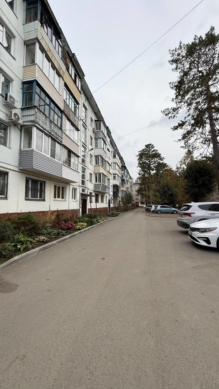 К продаже представлена двухкомнатная квартира на 4 этаже пятиэтажного дома. 
Характеристики:
- Площадь: 48.6 м²
- Кухня: 6.2 м²
- Окна: пластиковые
- Балкон: застеклен
- Состояние: отличное техническое состояние
- Система отопления: заменена
- Имеется большая встроенная гардеробная.
Квартира полност