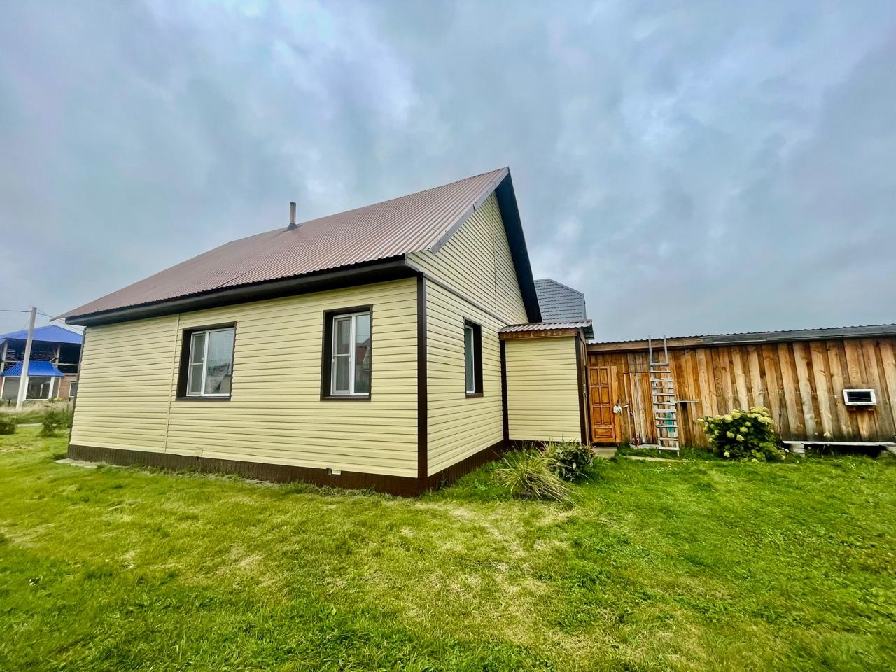 Вашему вниманию предлагается отличный вариант для жизни — уютный и комфортабельный дом в селе Первомайское, Бийский район, Алтайский край. Построенный в 2019 году, этот двухэтажный блочный дом сочетает в себе современный подход к строительству и удобство для проживания. Общая площадь дома составляет