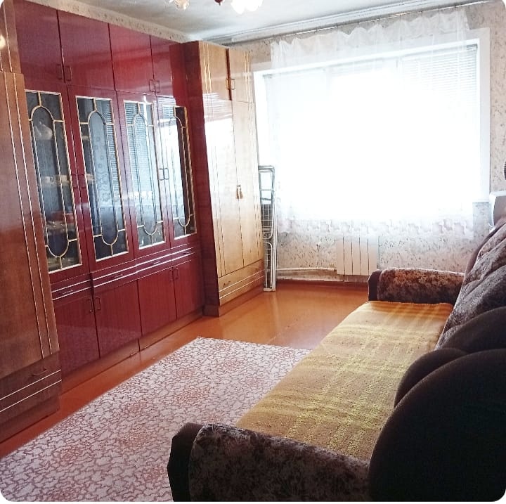 Продается 1-комнатная квартира на 3м этаже 5ти этажного панельного дома, расположенного в самом центре Бийска-напротив бульвара Петра Первого.
Дом расположен в глубине квартала, поэтому шум автотранспорта жителей не беспокоит. Двор озелененный. Подъезд чистый , ухоженный.
В квартире выполнен стандар