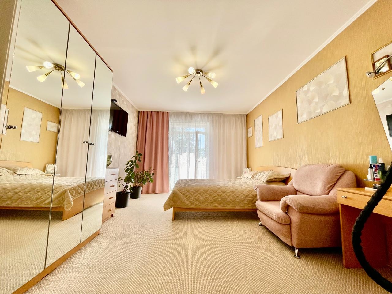 К ПРОДАЖЕ ПРЕДСТАВЛЕНА - ШИКАРНАЯ, ПРОСТОРНАЯ, СВЕТЛАЯ, УЮТНАЯ, ТЕПЛАЯ КВАРТИРА !!! Уникальное предложение на рынке недвижимости Бийска — большая четырёхкомнатная квартира в кирпичном доме по адресу улица 8 Марта, 5. Это идеальный выбор для большой семьи или инвесторов, ищущих ликвидное жильё с высо