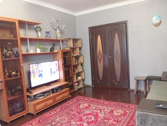 Продается  просторная 3х-комнатная квартира на 3м этаже 9ти этажного панельного дома общей площадью 66.3 м2 с кухней 9.5 м2 в самом лучшем районе города Бийска--в Приобском!
Комнаты совмещенно-изолированные.  Санузел раздельный.
В квартире пластиковые окна, современные межкомнатные  двери, новые сто