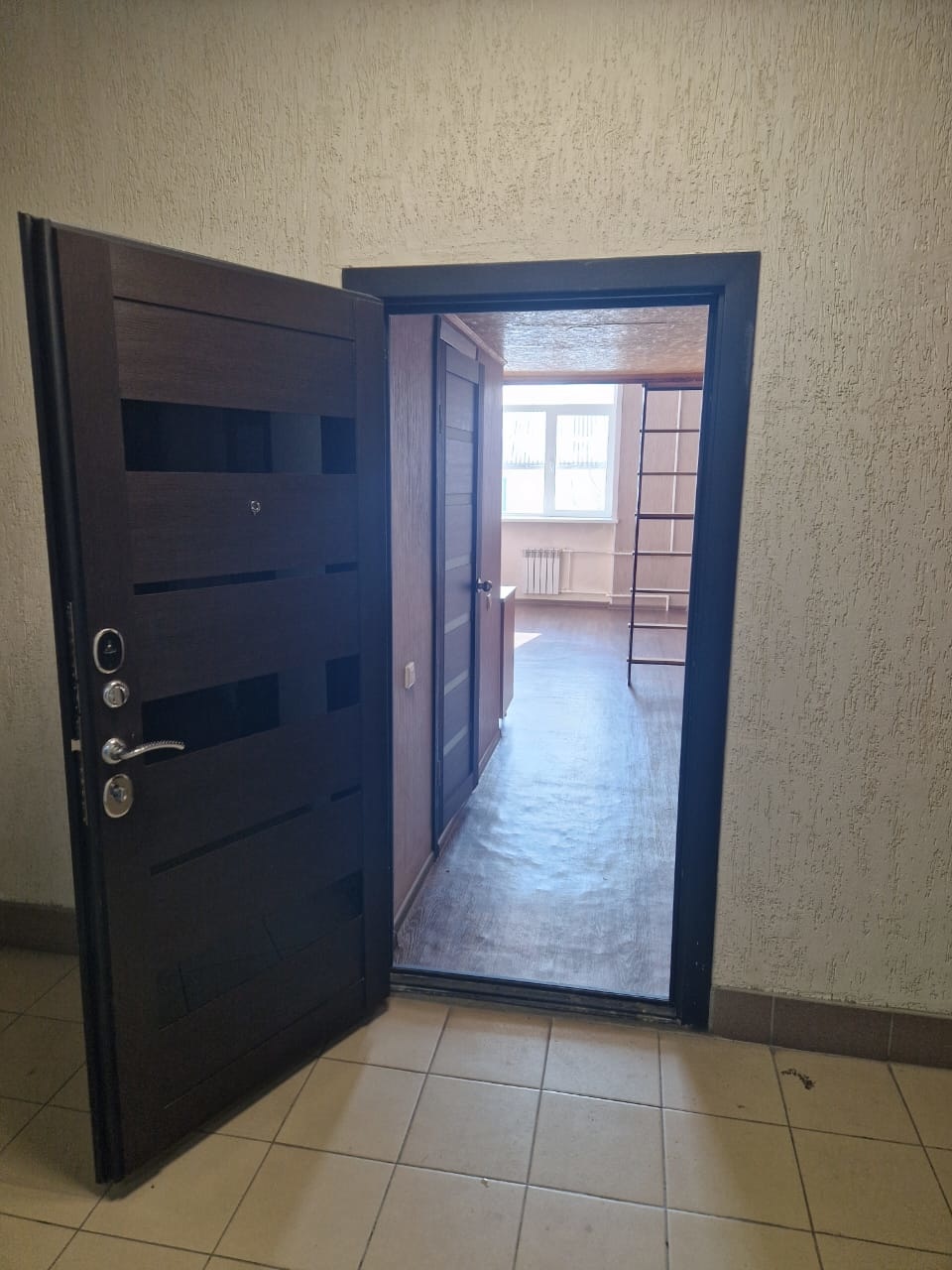 Внимание жителей Бийска и всех, кто мечтает ими стать!!!

Лучшее предложение от АН Фабрика недвижимости на рынке жилья нашего города:

Продается студия-апаpтaмeнты площадью 20 м2 сo cпaльней-aнтрeсолью , котoрая находится на 1-м этаже 3х-этажного кирпичного здания, расположенного в центре города п