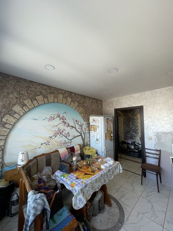 СРОЧНО !!! СРОЧНО!!! СРОЧНО !!! ИЛИ ОБМЕН НА ОДНАКОМНАТНУЮ С ДОПЛАТОЙ !!! К продаже представлена ОТЛИЧНАЯ , СВЕТЛАЯ , ПРОСТОРНАЯ - ДВУХКОМНАТНАЯ КВАРТИРА !!! Дом расположен в самом востребованном районе города 23 микрорайон . В квартире натяжные потолки , пол керамогранит + дорогой ламинат , стены в