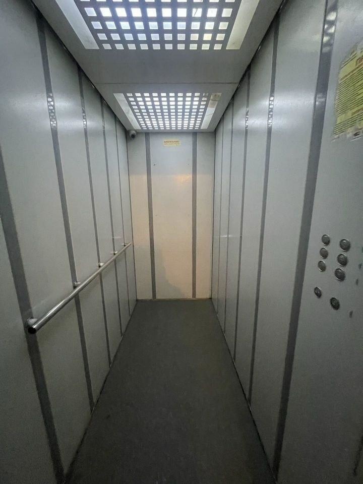 Продается отличная студия - светлая и уютная!!! Дом расположен в самом востребованном районе города - ЗЕЛЕНЫЙ КЛИН!!! Квартира находится на 8 этаже, не угловая, очень теплая. Соседи благополучные и спокойные, подъезд чистый, придомовая территория ухоженная, парковочные места для вашего авто. В шагов