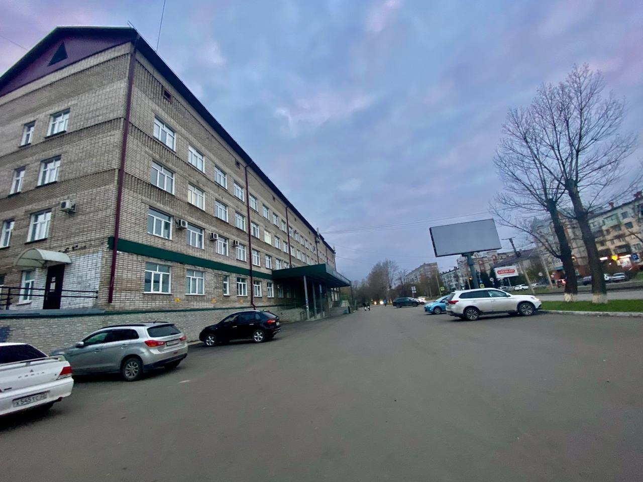 К продаже представлена однокомнатная квартира в ЦЕНТРЕ ГОРОДА !
Квартира под ремонт , теплая ,светлая . Соседи порядочные , подъезд чистый ,
Придомовая территория ухоженная , вся развитая инфраструктура в шаговой доступности 
( больница , школы , детские сады , остановки общественного транспорта , 
