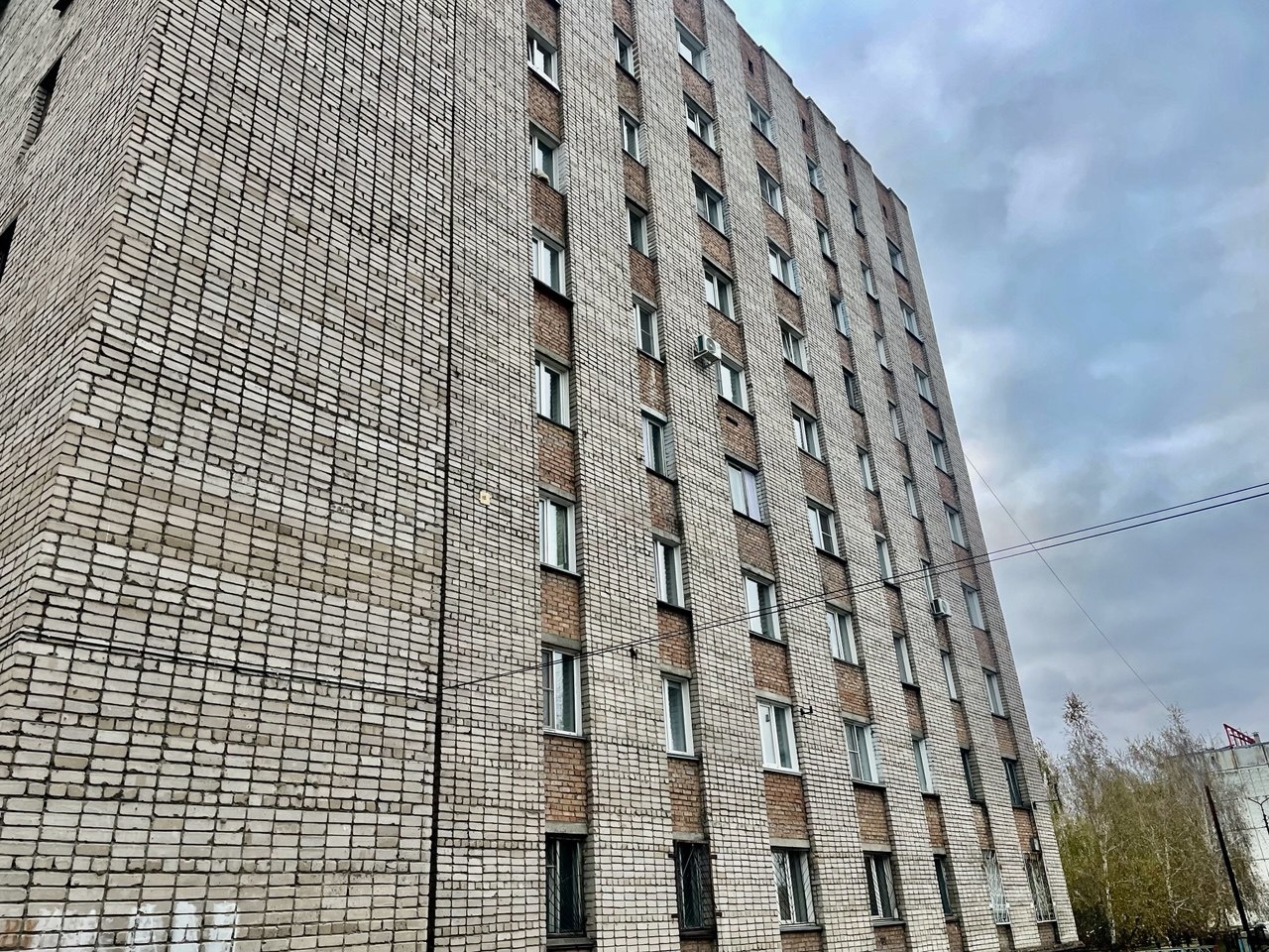 ПРОДАМ ОТЛИЧНЫЙ ,БЮДЖЕТНЫЙ ВАРИАН .
Квартира расположена на втором этаже девятиэтажного дома ,под ремонт .
Теплая , светлая , просторная , проводка поменяна ,соседи порядочные .
В шаговой доступности вся развитая инфраструктура ( школы , детские сады , остановки общественного транспорта , магазины и