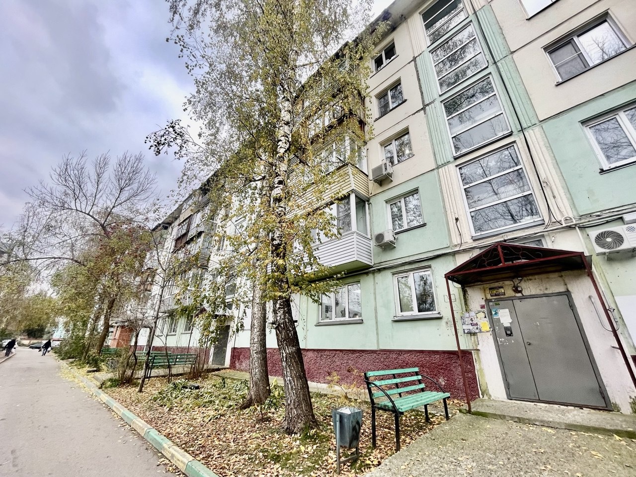 ПРОДАМ ОТЛИЧНУЮ , СВЕТЛУЮ , УЮТНУЮ ОДНОКОМНАТНУЮ КВАРТИРУ !
Дом расположен в самом востребованном районе города ЦЕНТР !
Удобный 3 этаж , порядочные соседи , чистый подъезд , ( КВАРТИРА НЕ УГЛОВАЯ - ТЕПЛАЯ ),
вся развитая инфраструктура в шаговой доступности .
Один взрослый собственник , ДОЛГОВ И ОБР