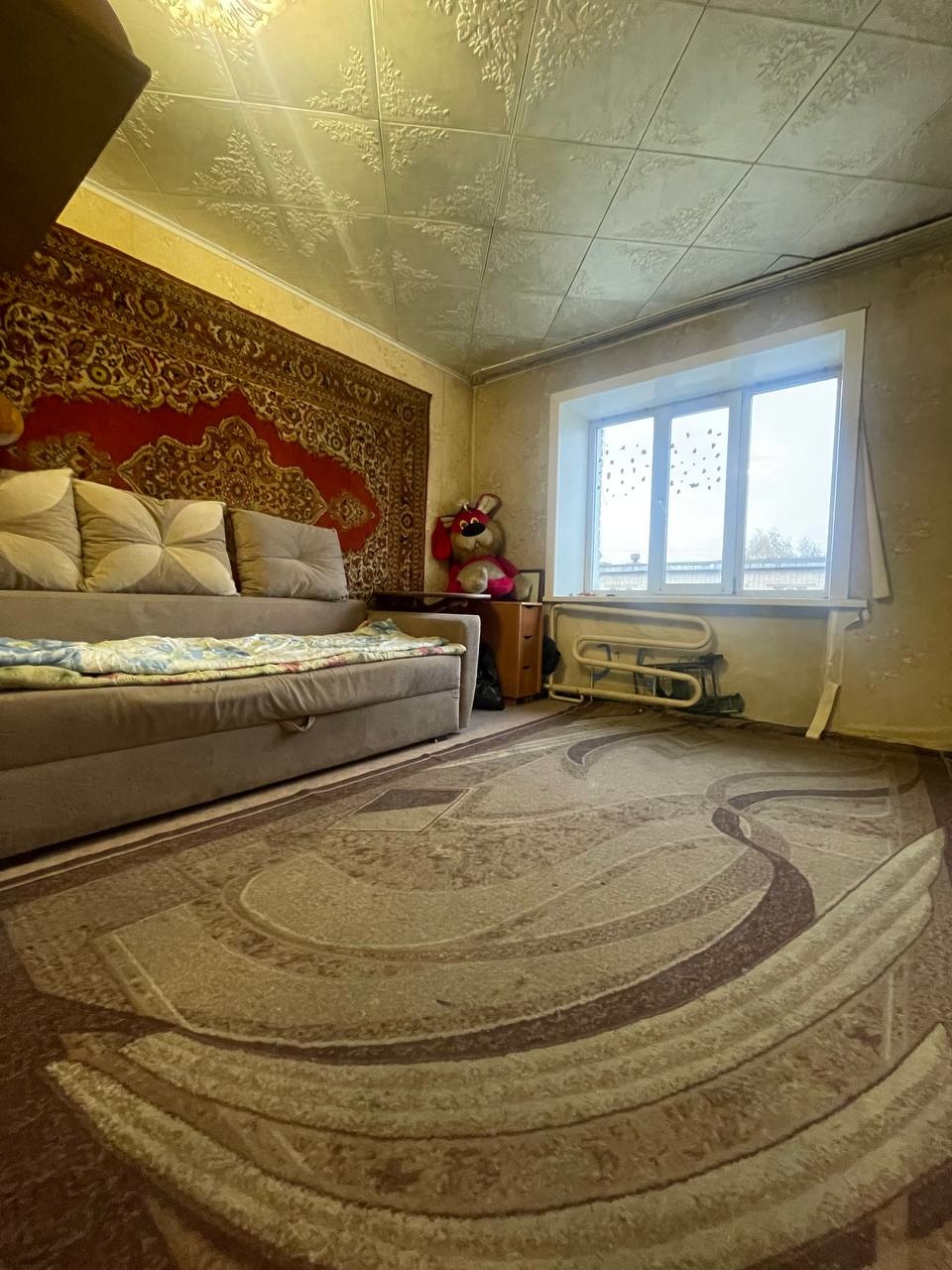 Продаётся уютная комната по адресу: Россия, Алтайский край, Бийск, Промышленная улица, 13. Кирпичный дом построен в 1973 году. Комната общей площадью 18 кв. м расположена на пятом этаже пятиэтажного дома. Окна выходят на улицу. Высота потолков составляет 2,6 метра. Выполнен косметический ремонт. Окн