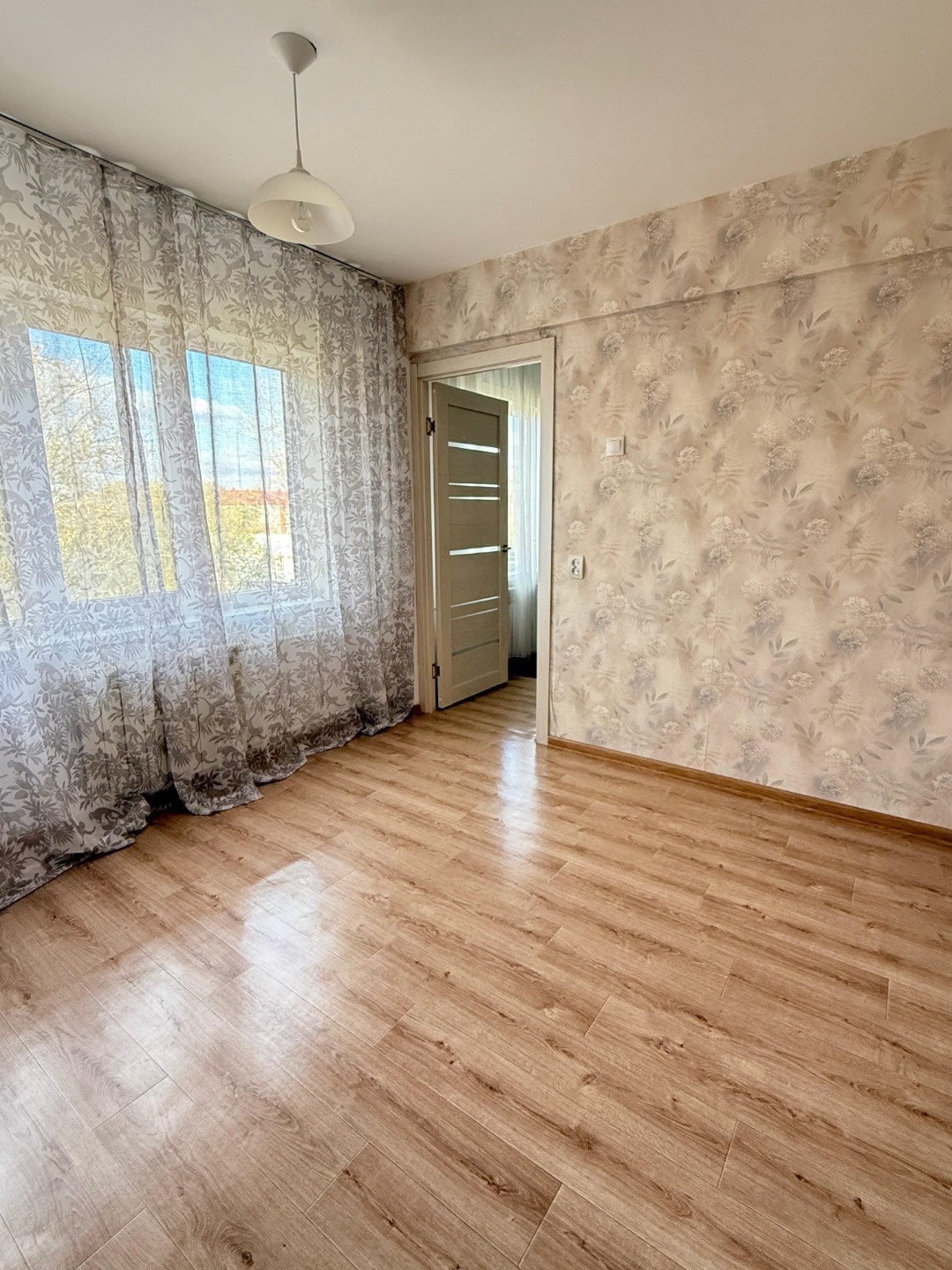 Вашему вниманию представлена светлая, 3-х комнатная в спокойном районе нашего города. Квартира находится на 5 этаже, крыша дома шатровая. Окна выходят во двор. Комнаты смежно-изолированные. Раздельный сан узел. В квартире сделан косметический ремонт, не требует дополнительных вложений. Пластиковые о