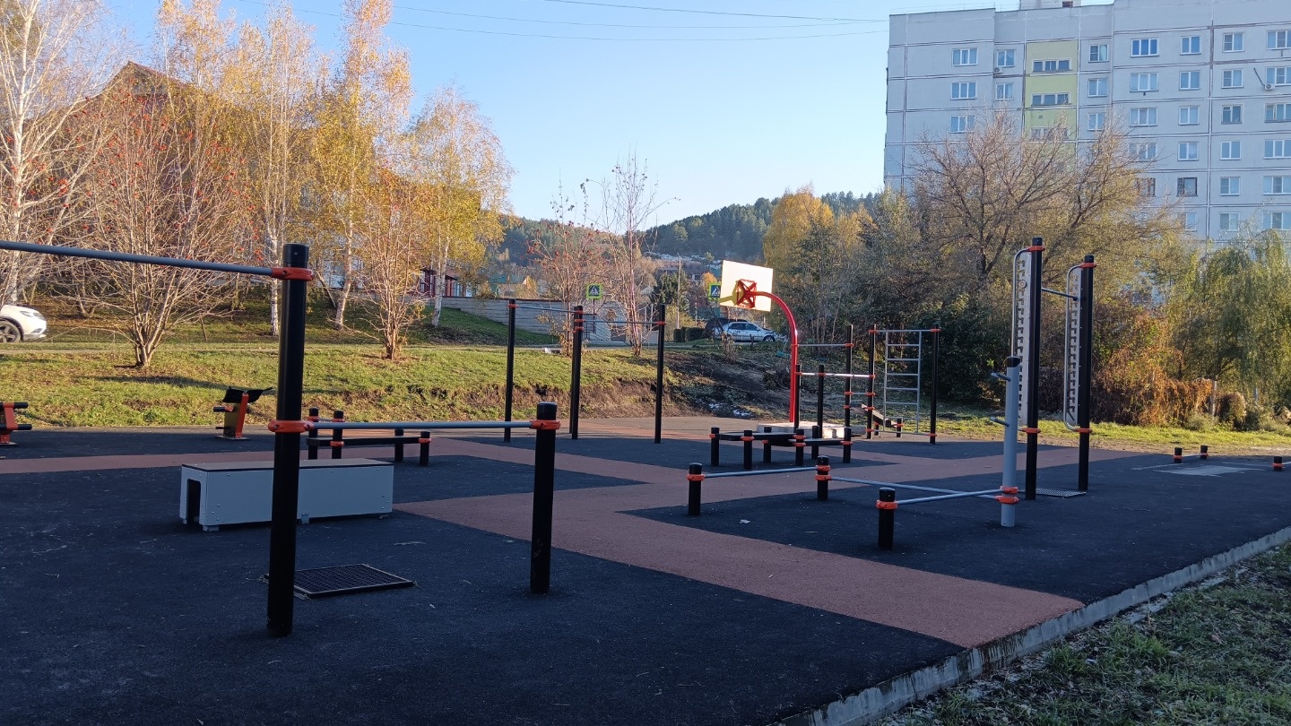 Очень горячее предложение в городе-курорте Белокуриха! 
В продаже 3-комнатная малогабаритная квартира площадью 50, 7 квадратных метров, расположена в 5-этажном доме в самом центре города. 
Комнаты смежно-изолированные. 
Санузел раздельный. 
Балкон застеклён. 
Шикарный вид из окна! 

Рядом с домом 