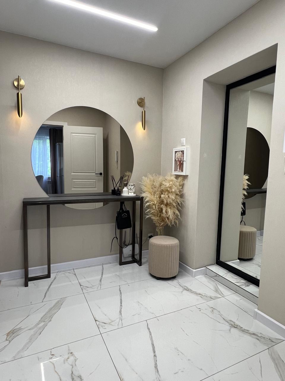 Стильная  и просторная 3х-комнатная квартира с современным ремонтом и мебелью , расположенная на 4ом этаже  панельного дома.
Ремонт выполнен из качественных материалов. Произведена замена всех коммуникаций  и сантехники. 
Общая площадь квартиры 67 м2, кухня соединена с гостиной. Остальные комнаты из