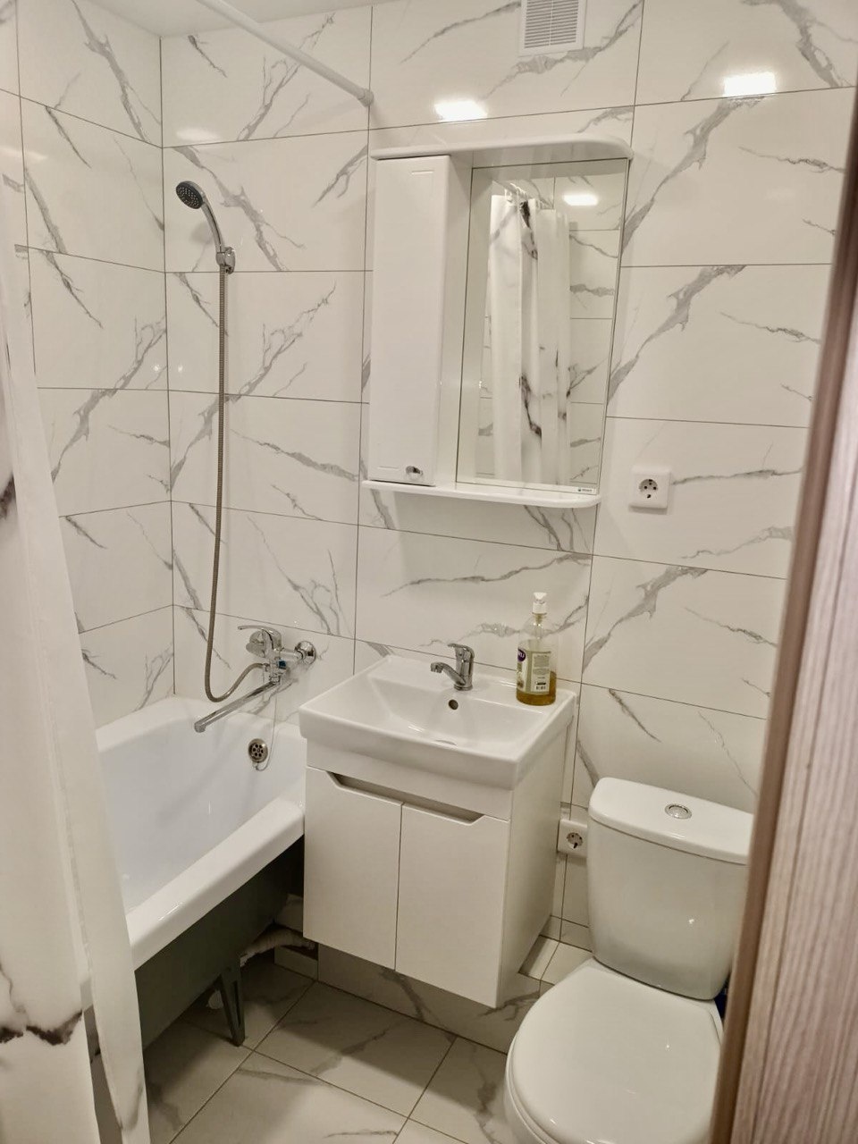 Сдается ОТЛИЧНАЯ , СВЕТЛАЯ , ТЕПЛАЯ , ОДНАКОМНАТНАЯ КВАРТИРА .
Квартира с новым ремонтом , техника , мебель ,текстиль с магазина ( новая ).
Соседи порядочные , подъезд чистый , придомовая территория ухоженная .
В шаговой доступности вся развитая инфраструктура ( школы , детские сады , магазины , ост