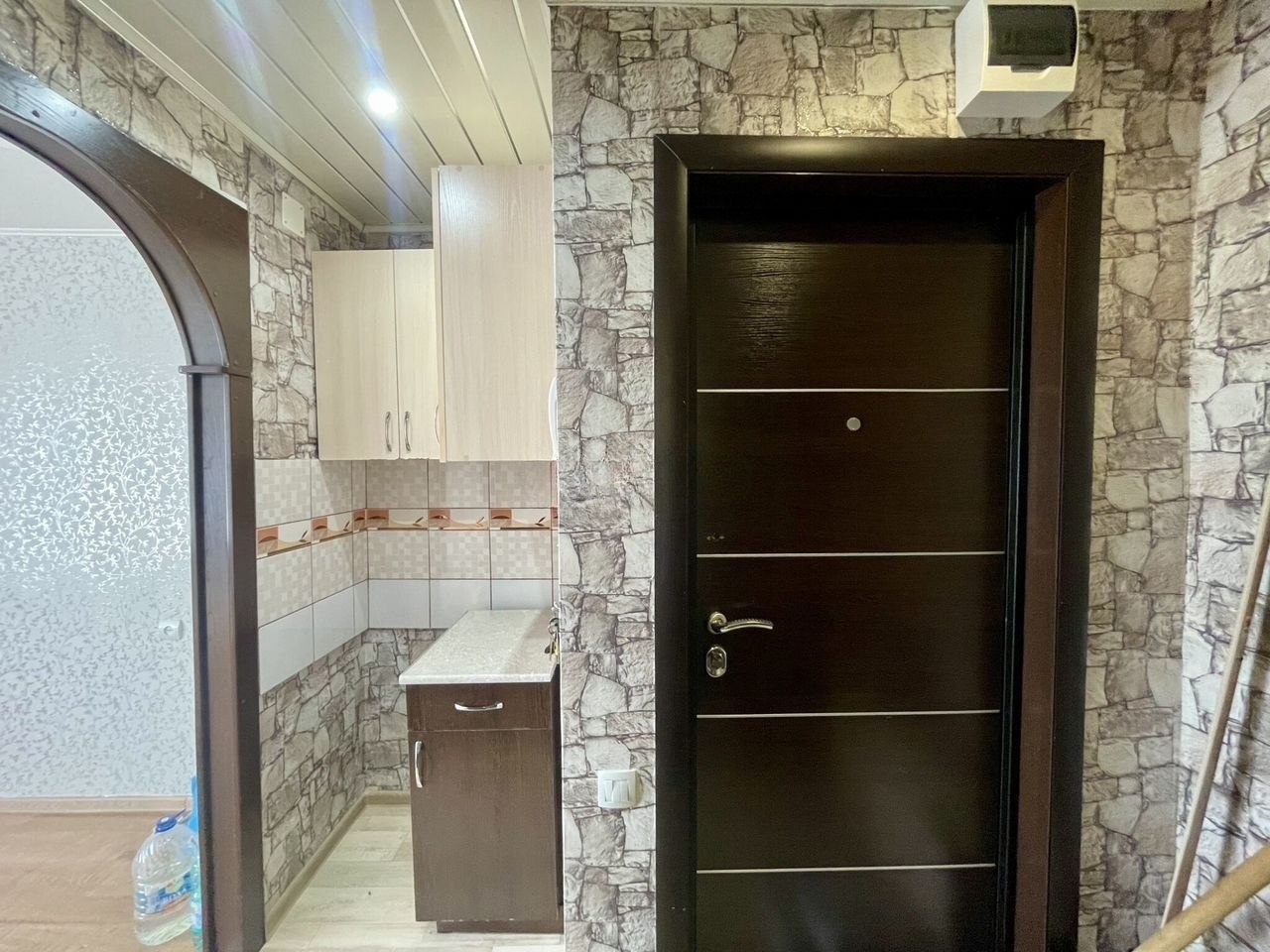 Продам ОТЛИЧНУЮ МАЛОГОБАРИТНУЮ КВАРТИРУ !!!
В квартире сделан хороший косметический ремонт , СВЕТЛО , ТЕПЛО , УЮТНО .
Свой тамбур на 2 квартиры , соседи порядочные , спокойные люди .
В шаговой доступности вся развитая инфраструктура ( школа , садик , остановки общественного транспорта , магазины ...