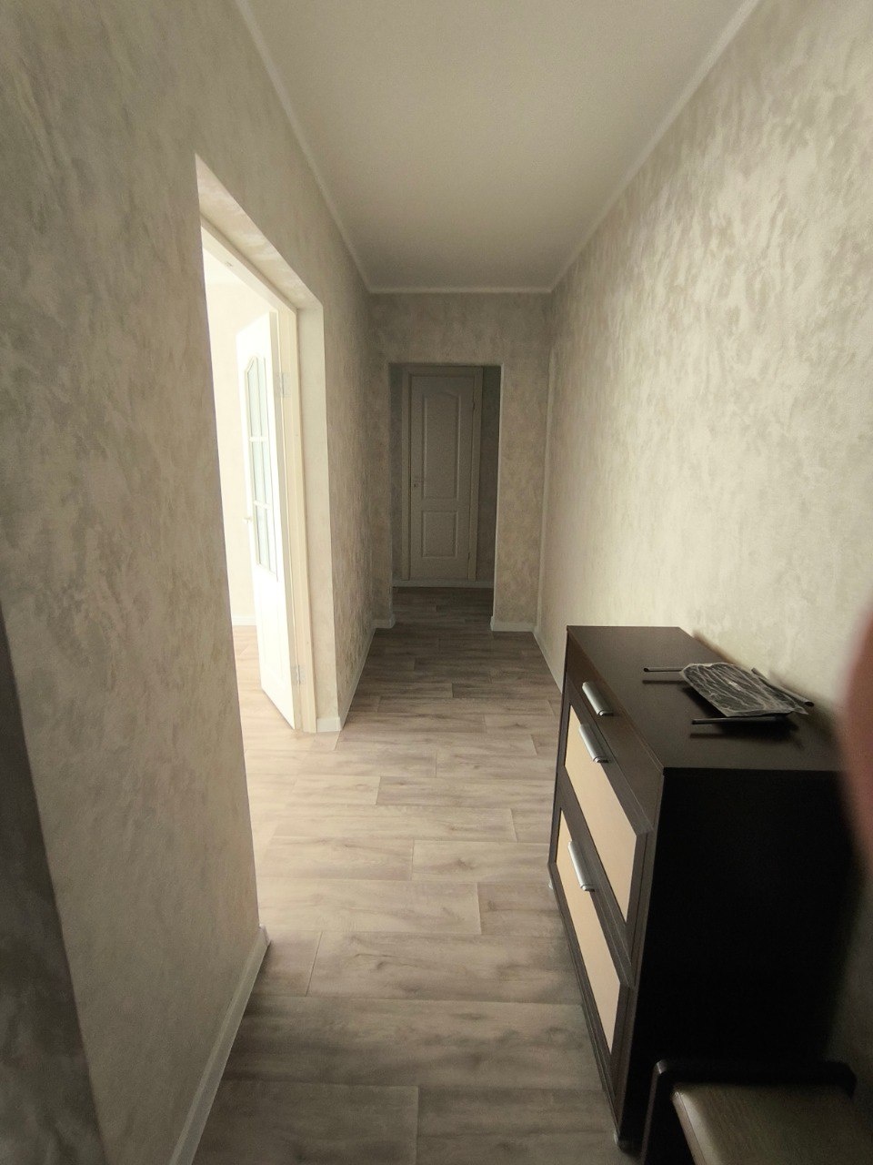 Характеристики
- Площадь: 62.9 м²
- Окна: пластиковые
- Состояние: отличное техническое состояние
- Система отопления: заменена.
Квартира полностью готова к проживанию.
Инфраструктура:
В шаговой доступности расположены магазины, школа № 17 и детский сад, гимназия № 1, детская больница и городская бо