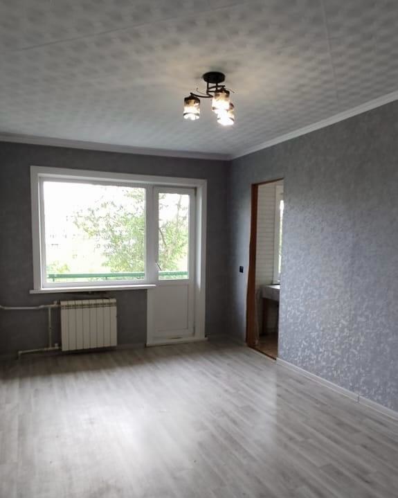 Вашему вниманию представлена уютная, 2-х комнатная квартира, в тихом и спокойном районе нашего города. Дом находится внутри квартала, вдали от дорог. Крыша дома шатровая. Комнаты изолированные. Большой сан узел ( на стенах кафельная плитка). Пластиковые окна, алюминиевые радиаторы отопления, с крана