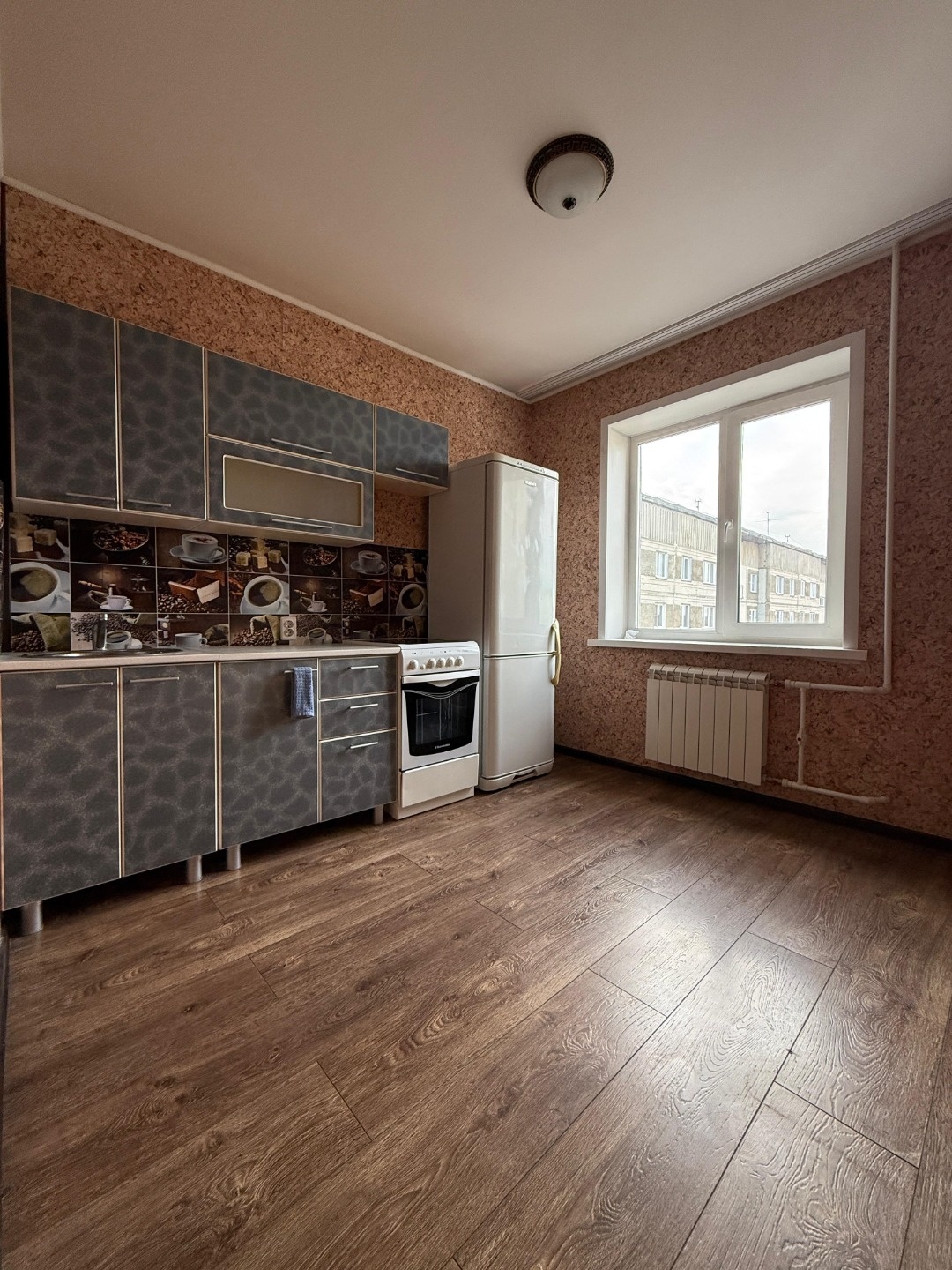 Вашему вниманию представлена светлая, 3-х комнатная квартира, в тихом районе города. Комнаты изолированные. В квартире выполнен качественный ремонт с учетом всех требований комфорта и функциональности. Раздельный сан узел (стены и пол в кафельной плитке, потолок –панели). Пластиковые окна, алюминиев